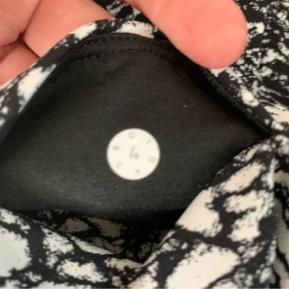 Lululemon womens black white printed biker shorts 4 5” - Picture 4 of 7